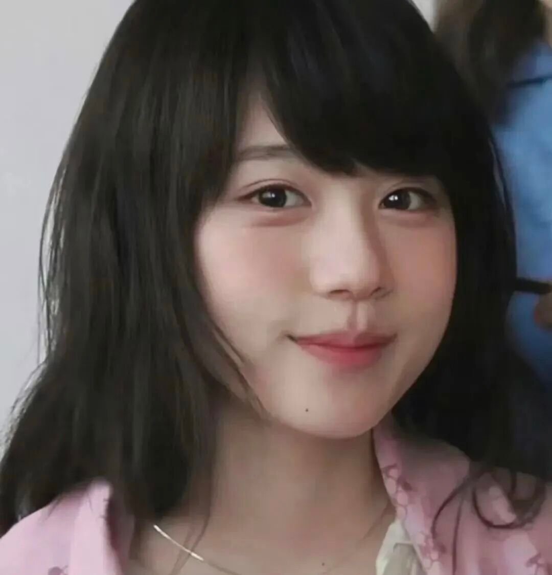 她的刘海造型真的恰当好处耶