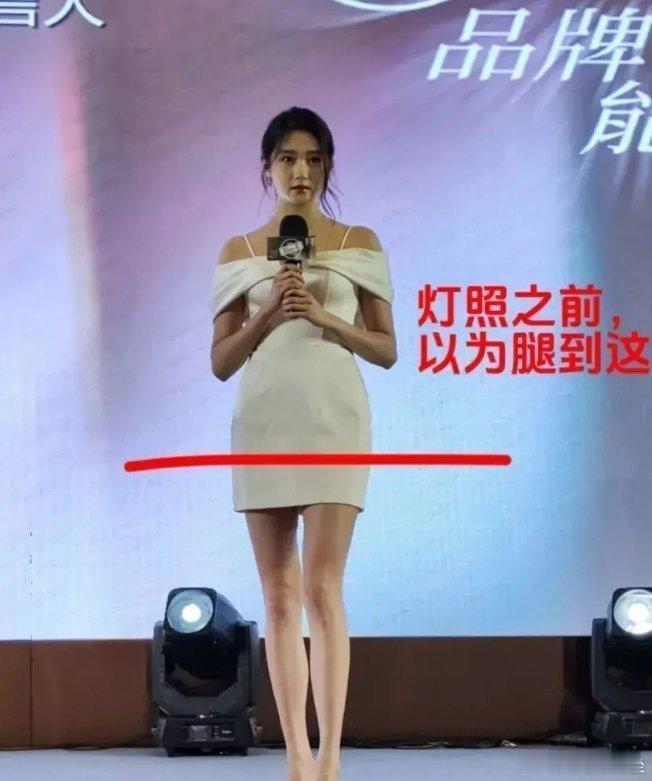 一直对关晓彤的腿长没概念，直到我看到了这两张图…… ​​​