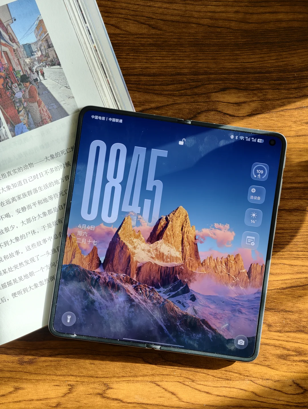 最近偷偷的入手了这款手机。 拿到手第一感觉是比想象中轻 折叠处的折痕真...