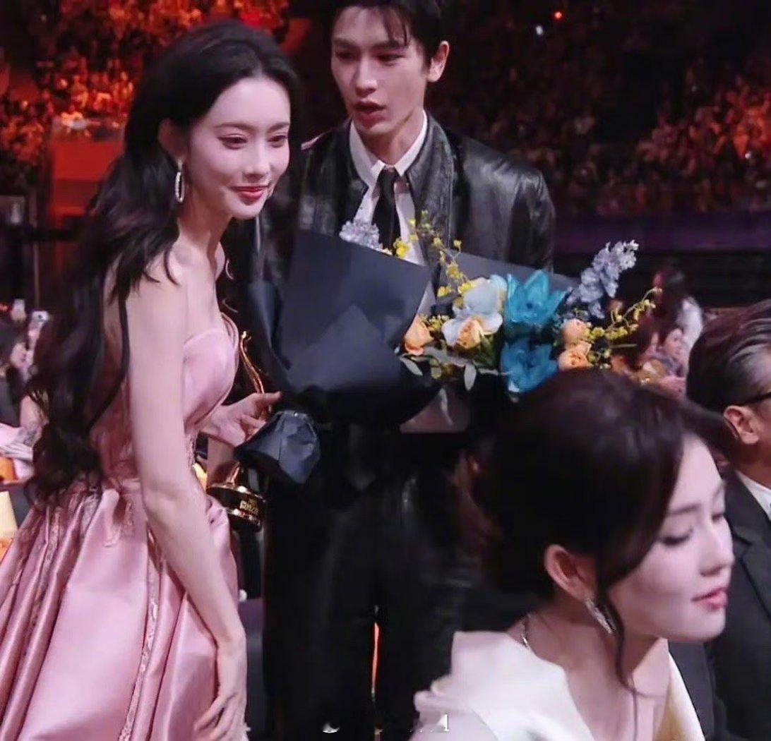 都在说孟子义跟白鹿热聊的时候，张凌赫走了过来，白鹿立马转过头翻了一个白眼，你觉得