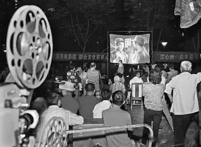70年代的露天电影，是一代人共同文化的记忆，在那个物质和精神生活都匮乏的年代，它