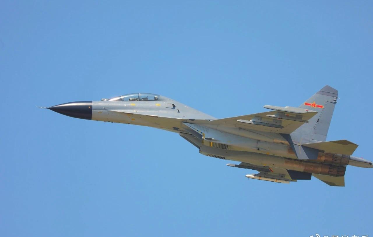 边关月[超话] 【强军早报 】军事早知道
1、初冬，陆军某旅组织机动训练。
2、