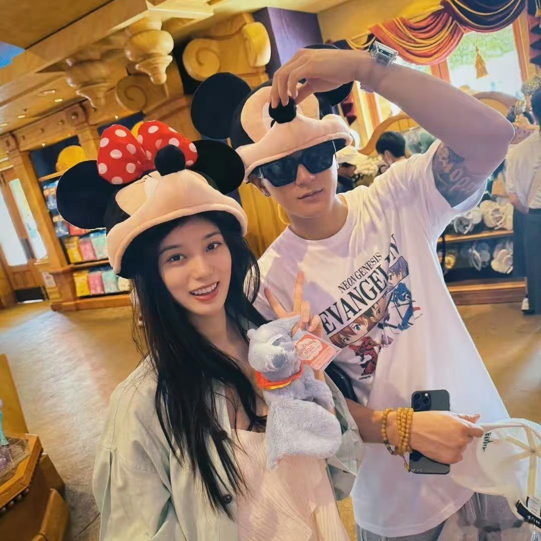 #黄子韬徐艺洋转型情侣博主##黄子韬换和徐艺洋合照头像#黄子韬换和徐艺洋合照头像