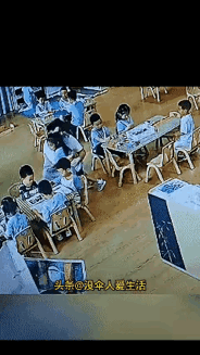 “鼻子酸了！”幼儿园里，挺着肚子的老师正蹲在地上，陪着几个小家伙摆弄积木。阳光透