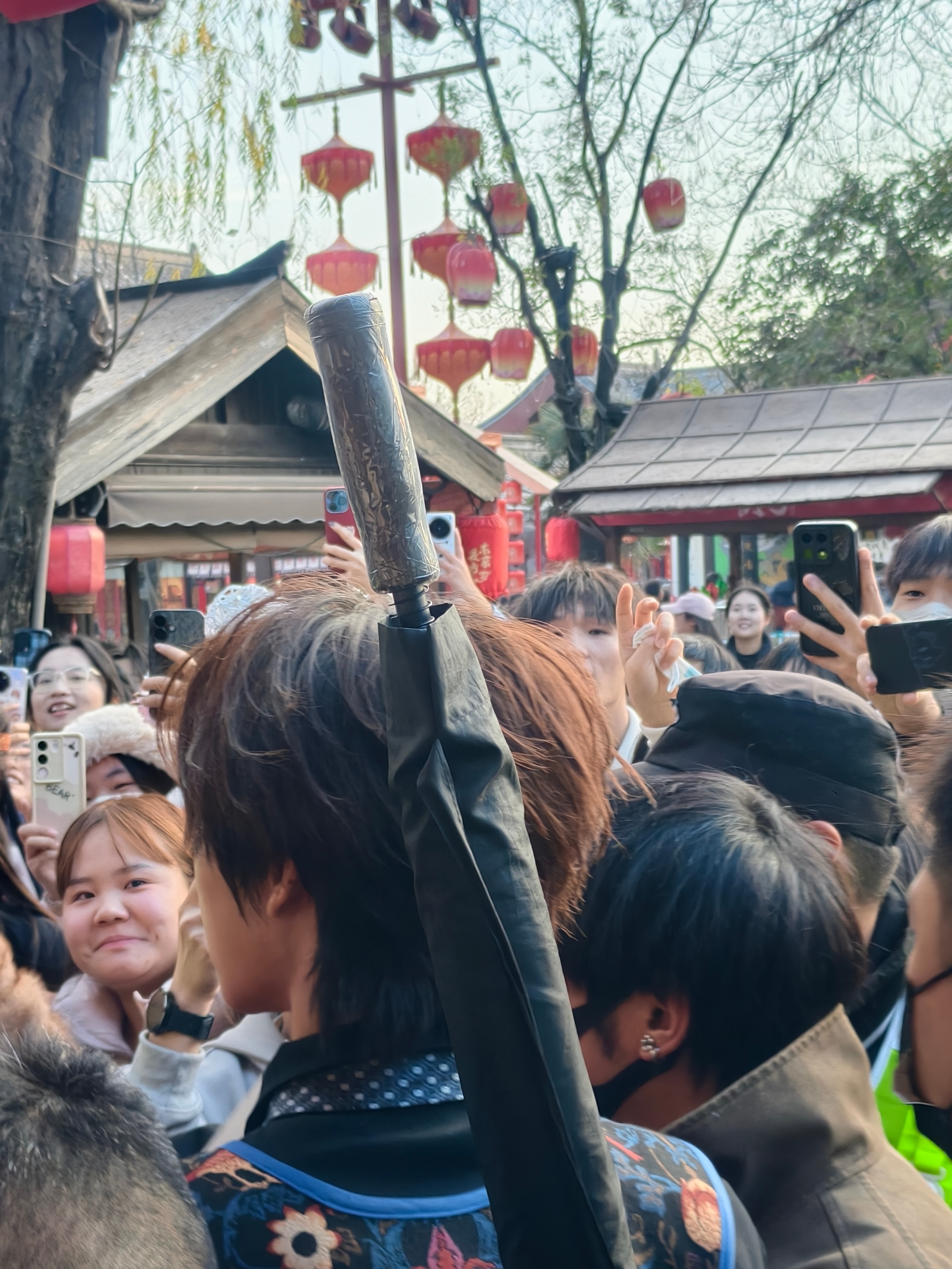 被…被挤爆了肖宇梁清明上河园人气含金量超标肖宇梁清明上河园路透