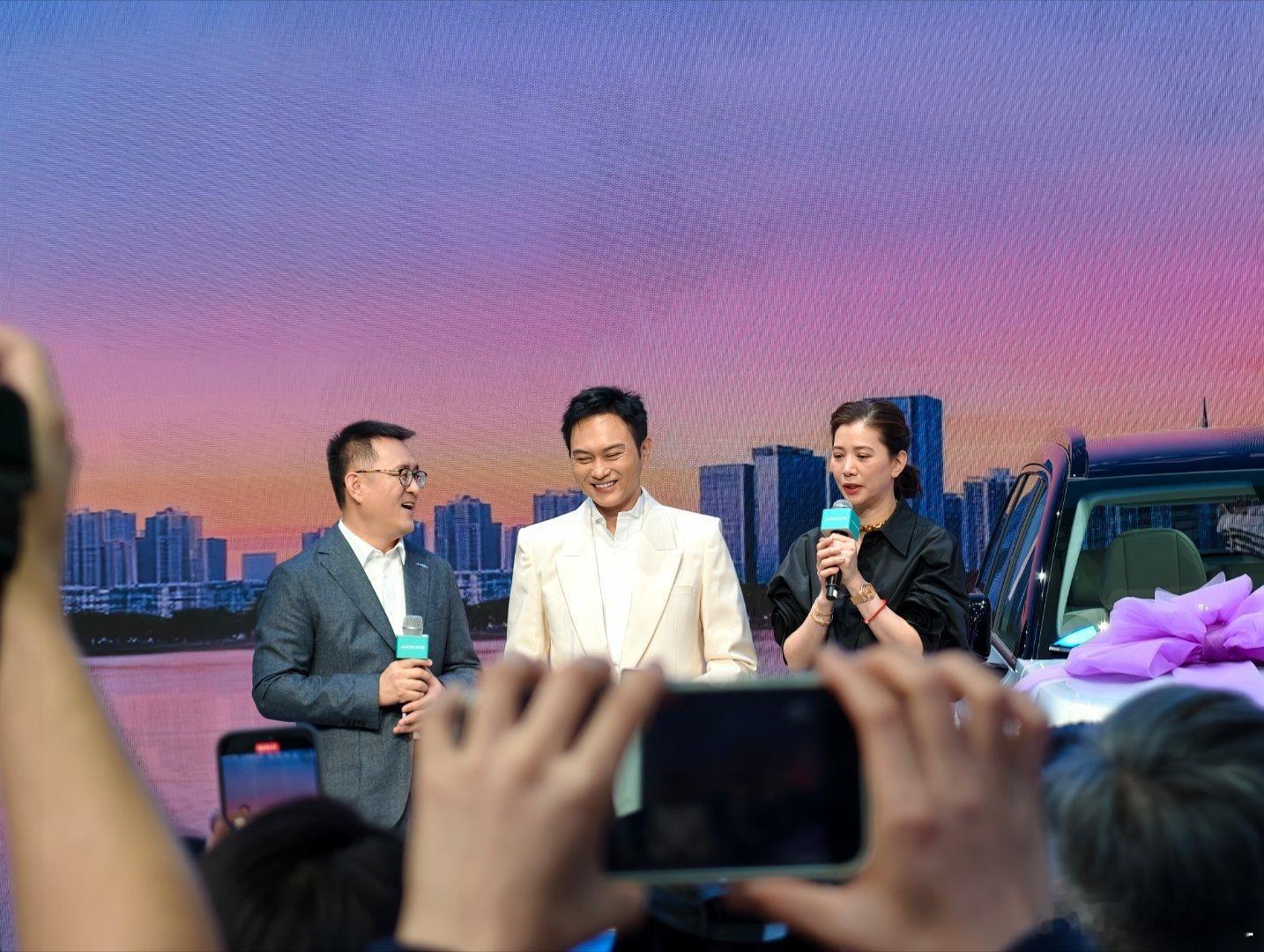 哇塞！车展广汽埃安把张智霖和袁咏仪给请过来了！恭喜我又不小心追星成功了！！ 