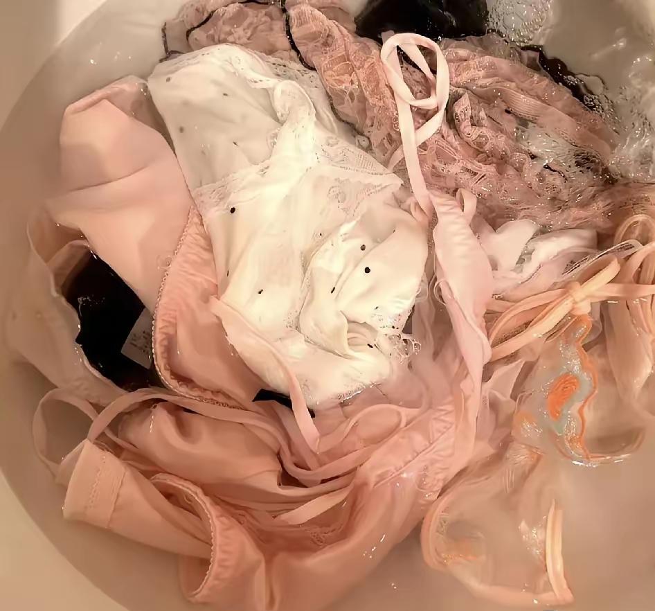 男人做家务，咋就成新潮流了？
以前觉得这事儿不对劲，现在发现挺正常。
家务不分男