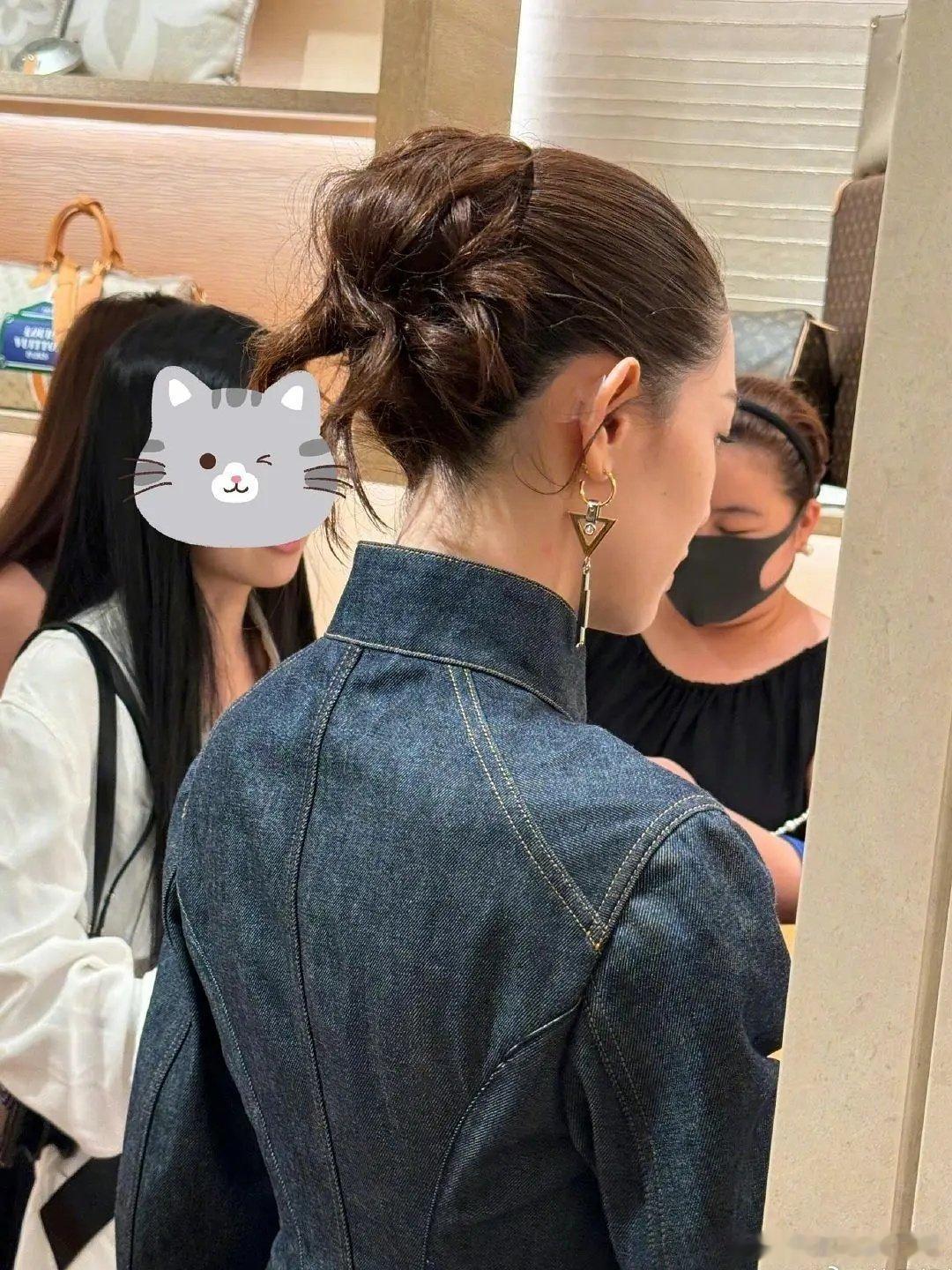 女明星为什么也贴这个啊搞不懂这猴系审美，美曰其名精灵耳，不就是招风耳欣赏不来 ​