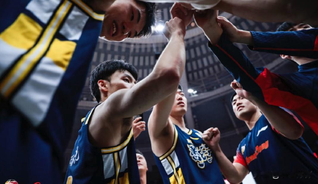 1、麦考尔、奎因和萨姆纳都是持球冲击球员，乱战佼佼者，但让他们来组织球队进攻，毫