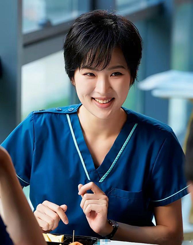 姚安娜没再挨骂，只因做对了这4件事，1、从来不炫富。这几年大家都不太好过，各行各