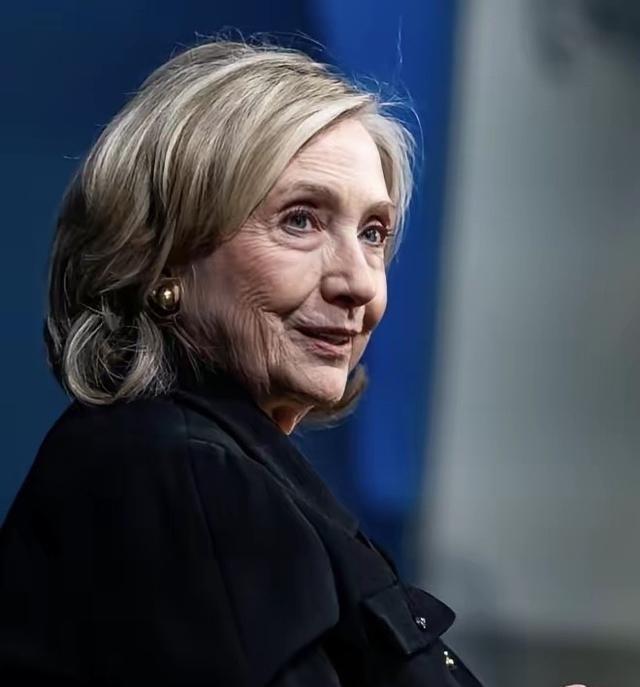 2月14号，慕尼黑安全会议上，来了个特别的客人。78岁的希拉里在会上公开拱火，说