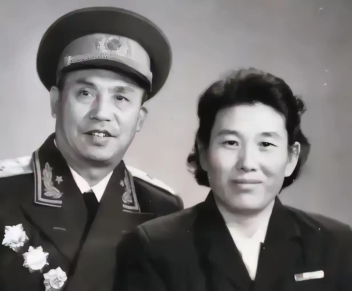 1998年，开国少将贺东生逝世，妻子陈玲按照丈夫生前遗嘱，将他们的两个孩子叫到了