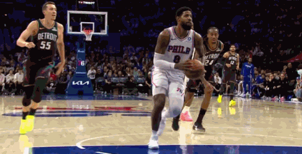 保罗-乔治不服老不行呀，曾经也是十佳球的常客，就下图中这球搁步行者队时期，必是一