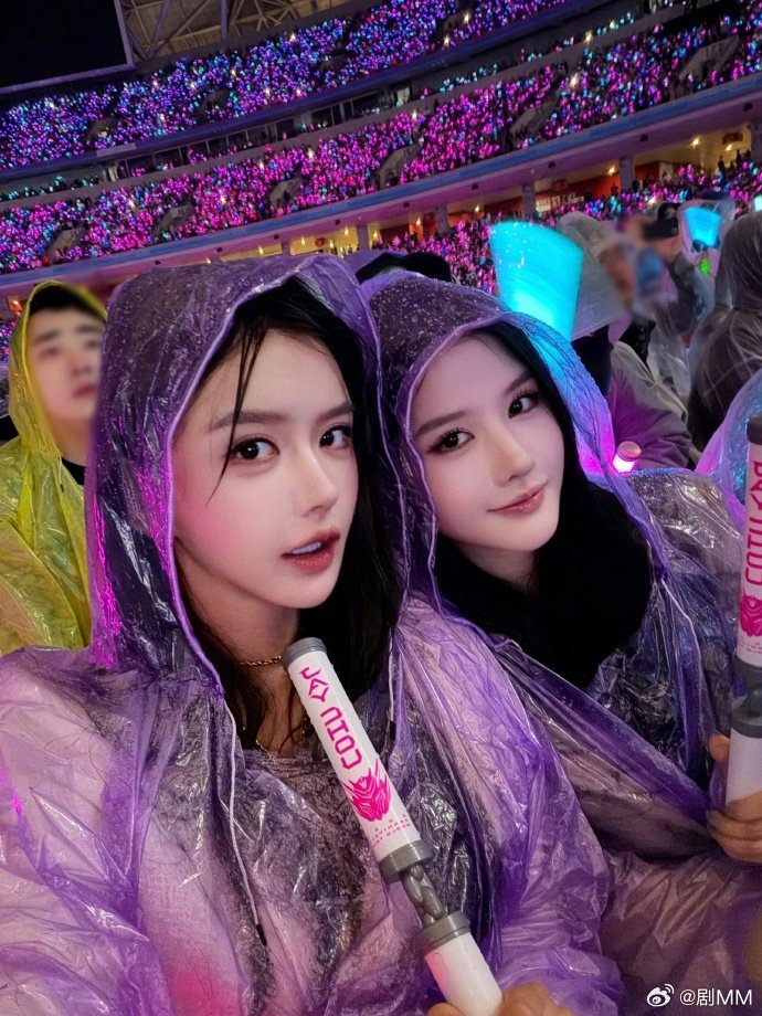 韩安冉去看周杰伦演唱会韩安冉去看了周杰伦演唱会 韩安冉去看周杰伦演唱会，狠狠共情