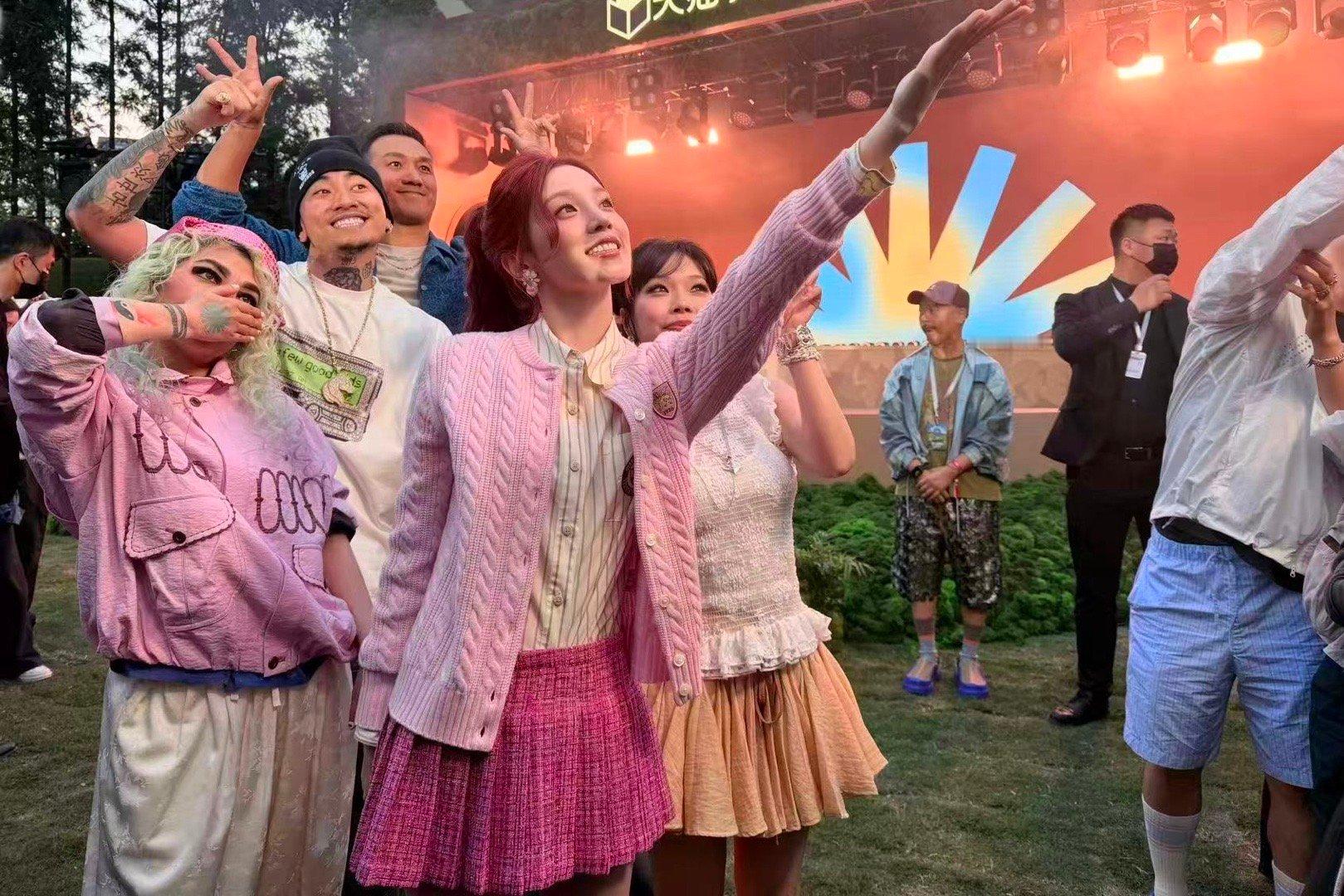 宋雨琦苏翊鸣马思唯合影这张合照也太绝了！跨界同框阵容超强，每个人都状态在线，满屏