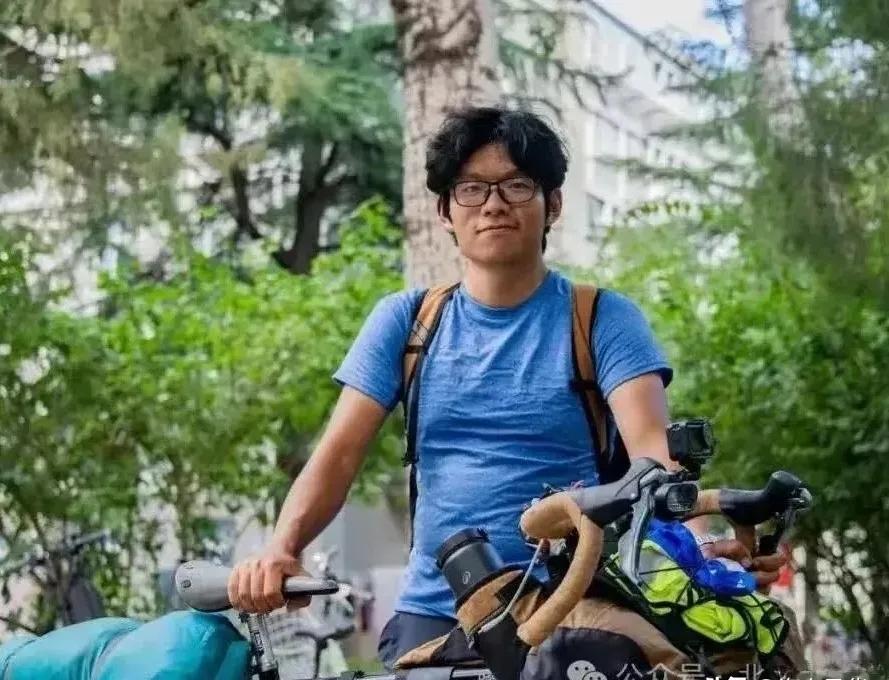 “真虎啊！”19岁昆明小伙考上了北京的大学，但他没有坐飞机，也没有乘高铁，更没有