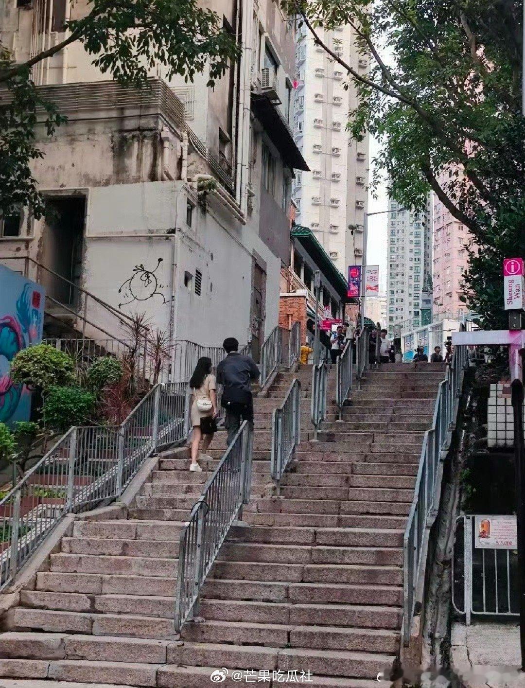 赵今麦张凌赫中环背影路透 赵今麦和张凌赫一起合作主演的电视剧《樱桃琥珀》拍戏路透