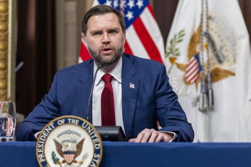 美国二号人物终于发飙了！万斯直接放话：如果中国把美国超了，别怨中国，得怨美国领导