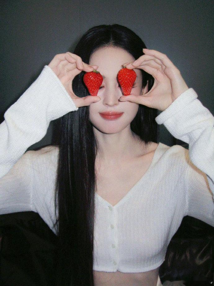 娜扎喂我吃草莓了谁懂啊，直接被甜晕，娜扎投喂草莓也太宠了吧，温柔又宠溺的氛围感拉