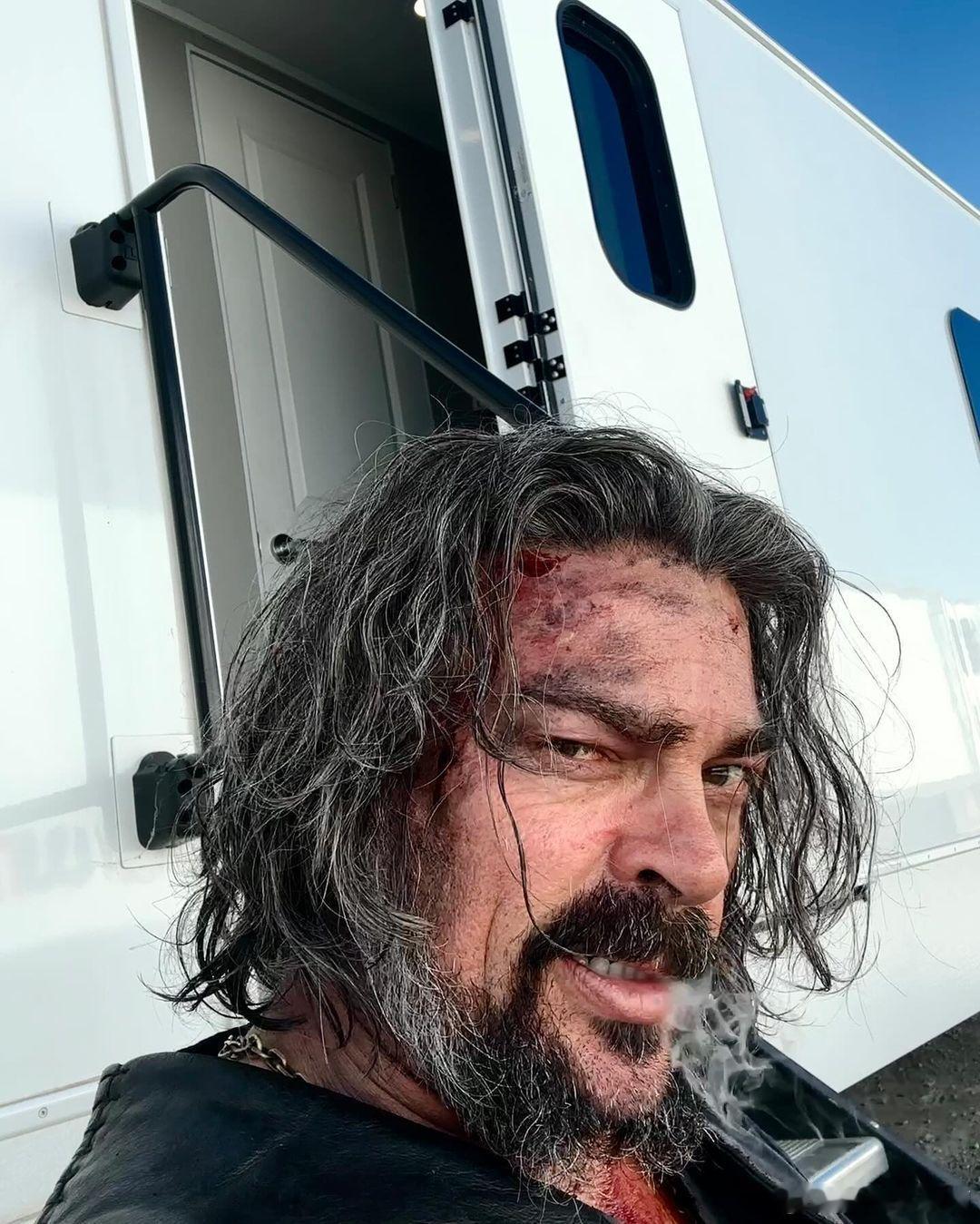 Karl Urban晒电影《悬崖峭壁》(The Bluff)杀青照。该片背景设定