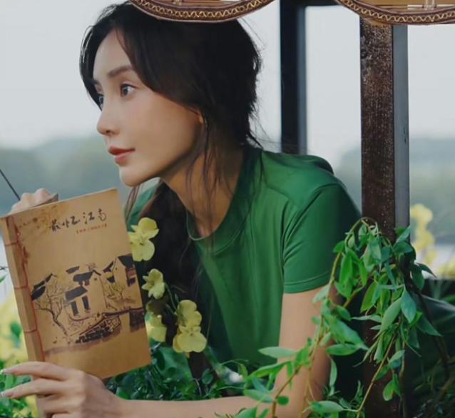 Angelababy 最新封面大片惊艳出圈，江南烟雨氛围感直接拉满！
 
5 月