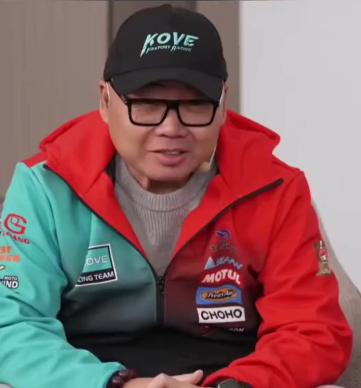 这是凯越董事长严凯，当年凯越二股东总经理张雪净身出户将所持35％无偿转给严凯，严