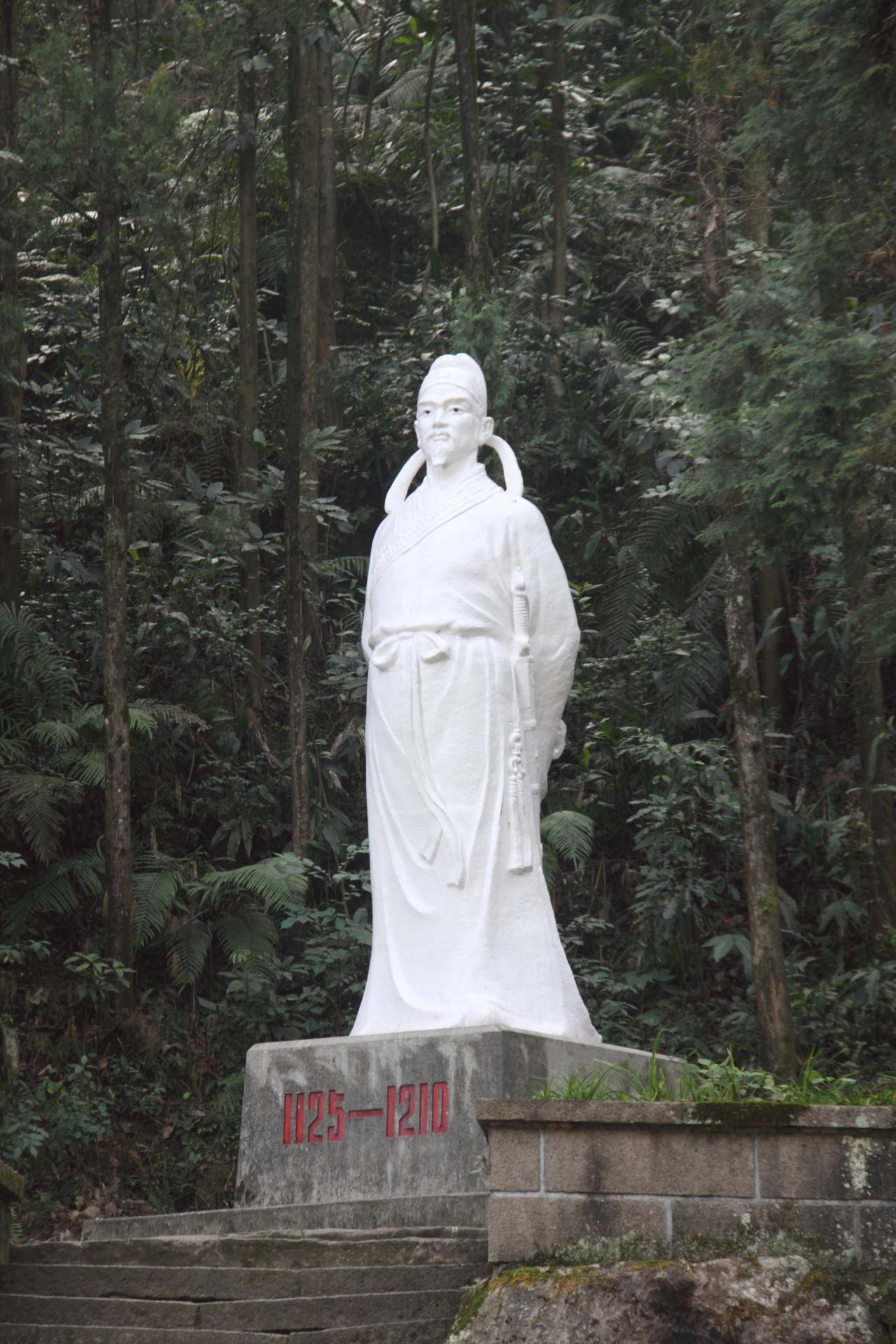 六个儿子全没分家，加上孙辈、奴婢，四十口人挤在山阴一处庄园里。

靠一个赋闲在家