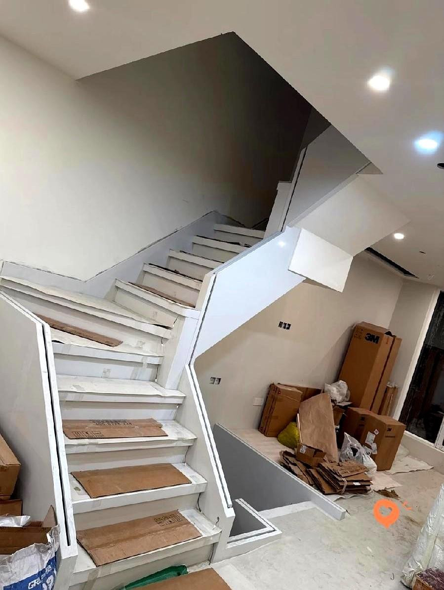 “楼梯窄得连猫都得侧身，结果2米床垫卡在半空，像一块巨型吐司。”

网友@阿瓜装