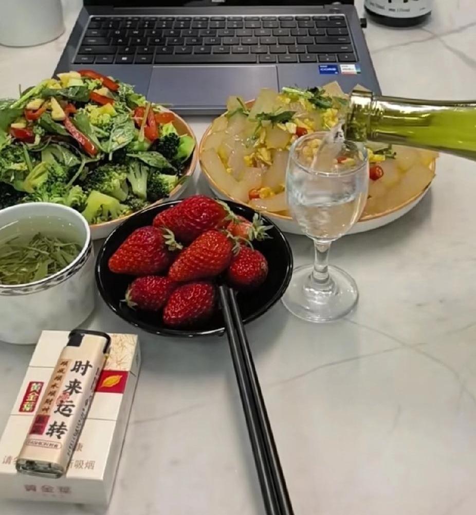 吃过晚饭，和久别重逢的老公喝了一杯，老公说：人生最大的幸福，就是和自己最喜欢的人