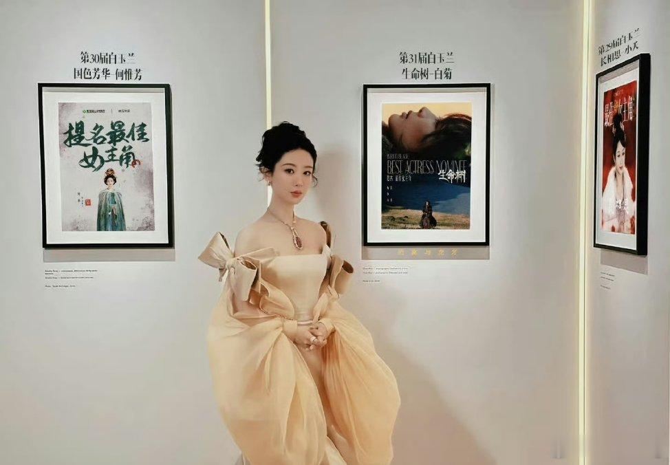 杨紫下一站参加白玉兰刚在巴黎宝曼兰朵高珠展上以香槟色蝴蝶泡泡长裙惊艳全场，尽显东