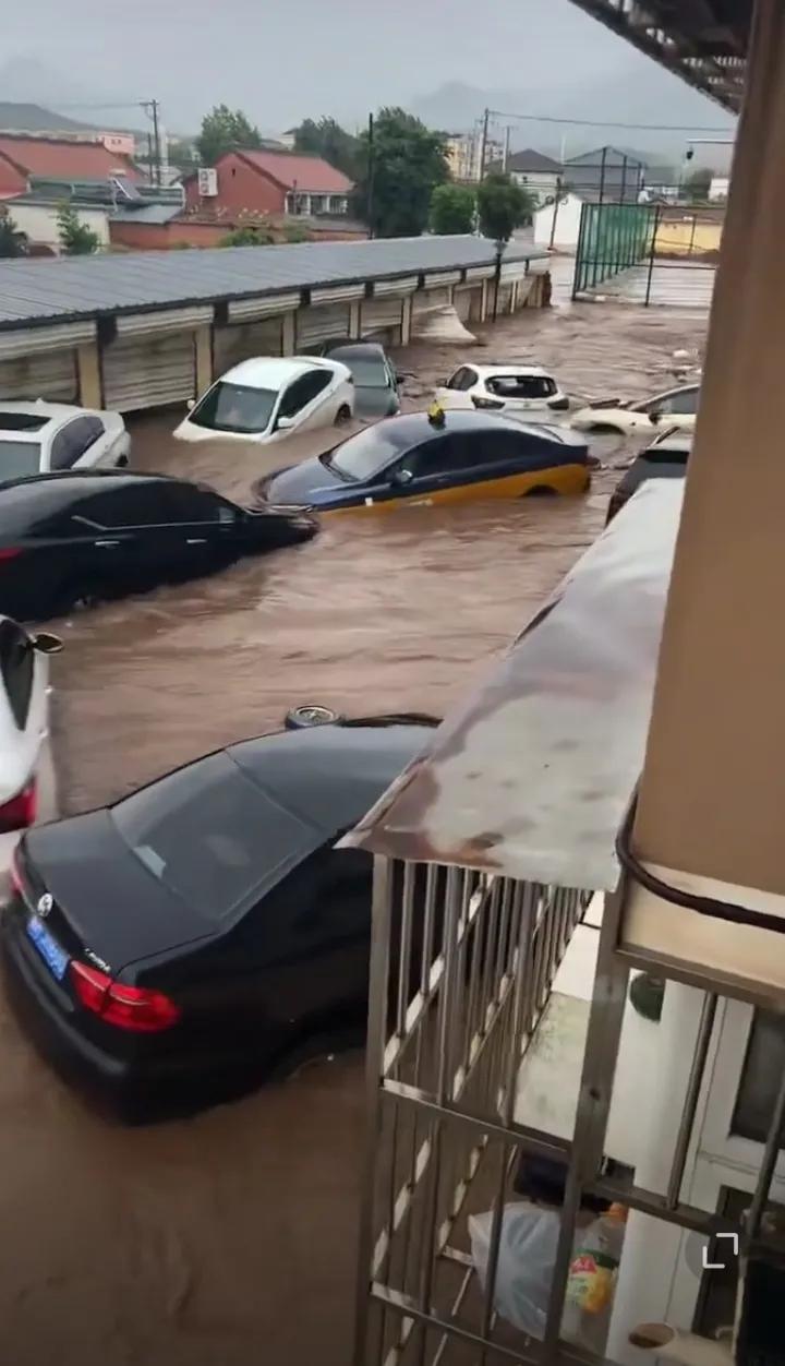 唉，北京今年的暴雨怎么下的这么厉害呀？一天就下了一年多的雨量，尤其是密云和怀柔局