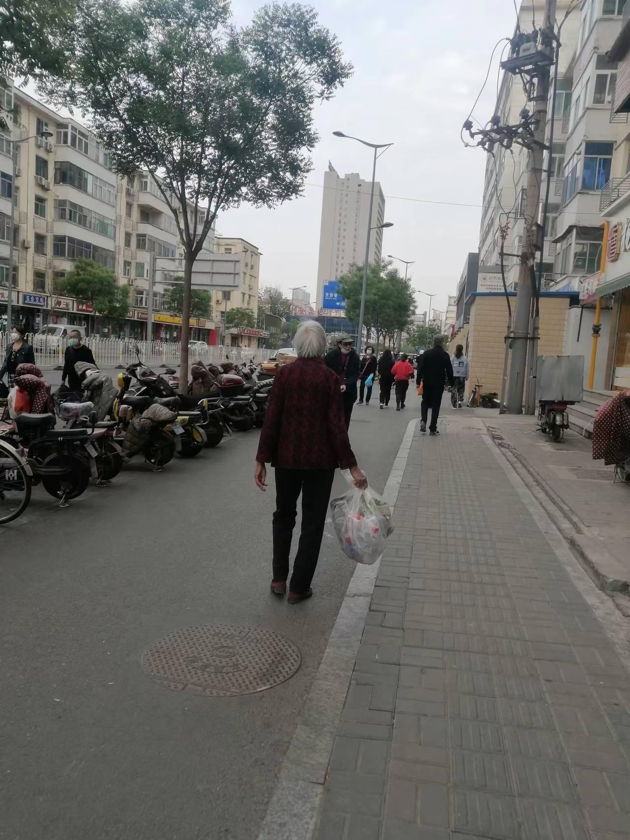 九旬婆婆独自行，
生活自主乐其中。
家中装了摄像头，
儿女手机常看屏。
我的父母