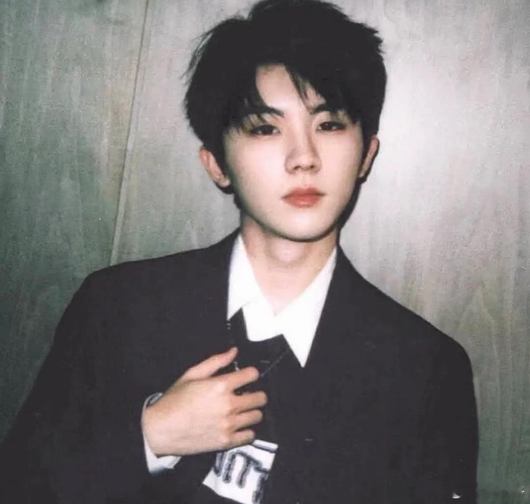 才发现马嘉祺好久没上热搜的原因！原来他闷头去拍《我们生活在南京》了，还是挑大梁的