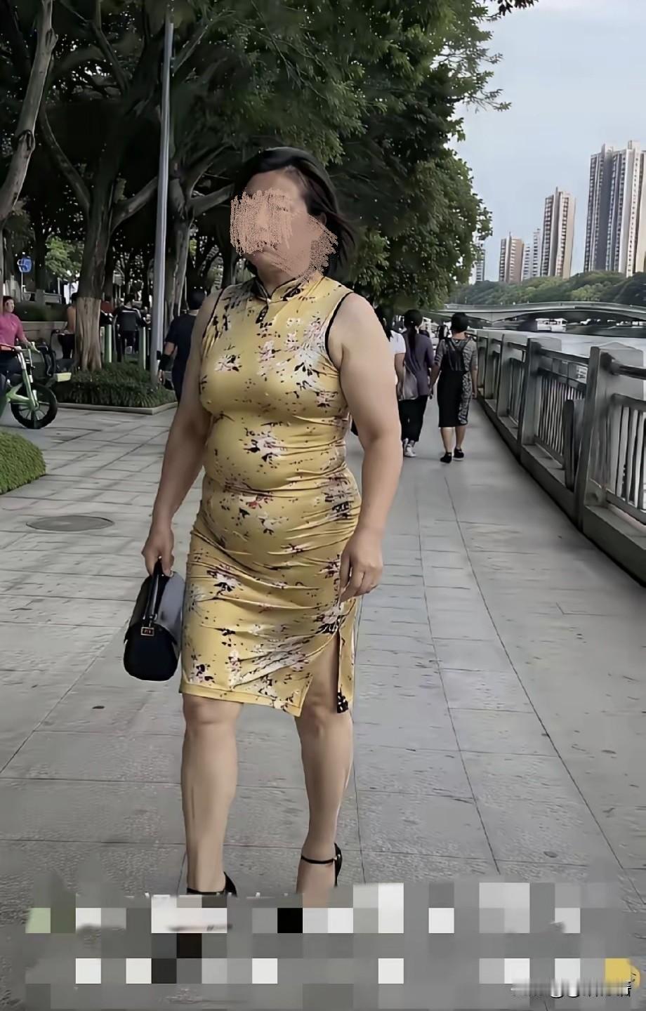 “小姑娘也不敢这样穿紧绷，大妈这身穿着打扮逛街，也不怕让人说闲话？”这是网友说的