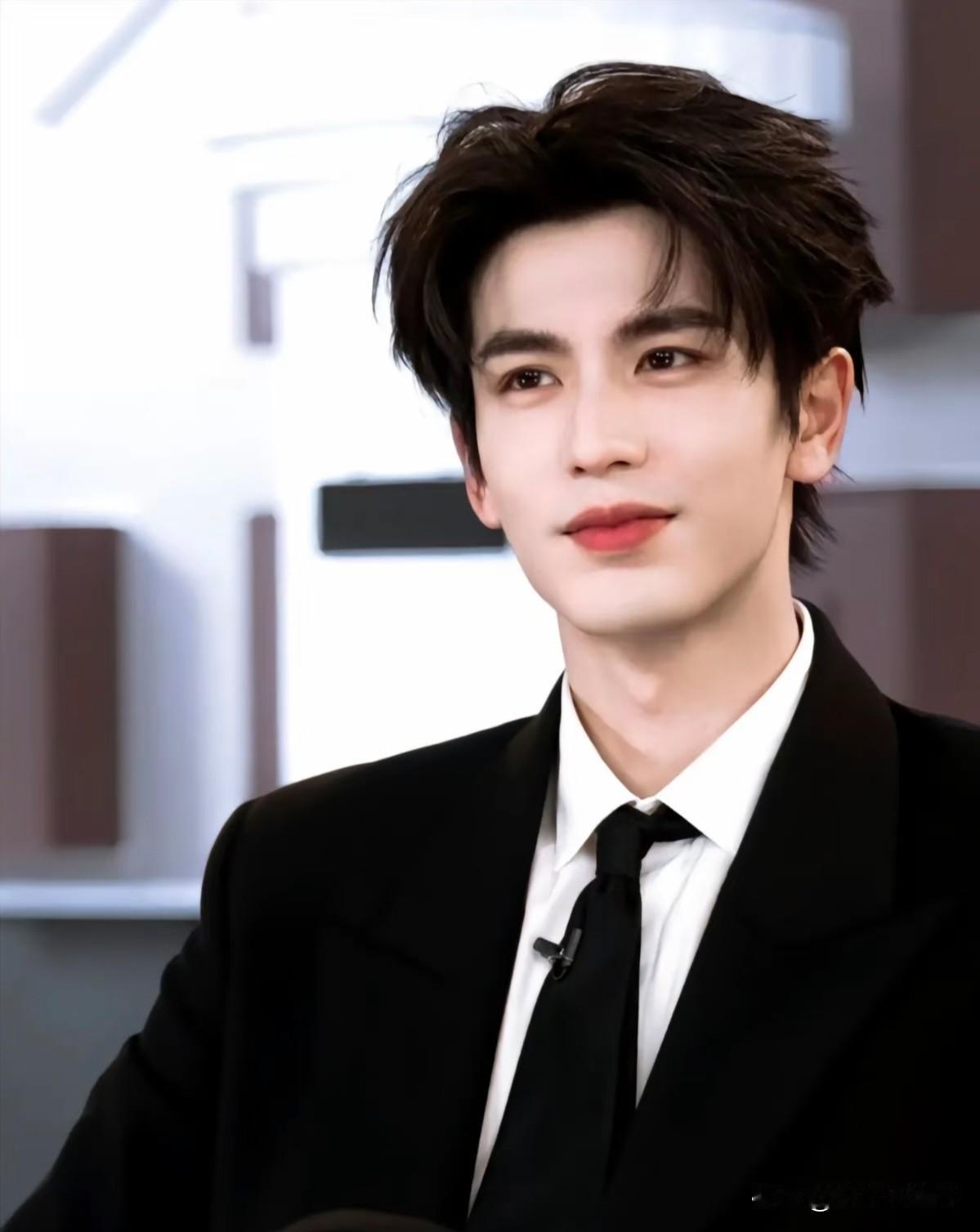 大家发现了吗
司晓迪说了那么多男明星的事
但里面从来没有张凌赫

这其实挺正常的