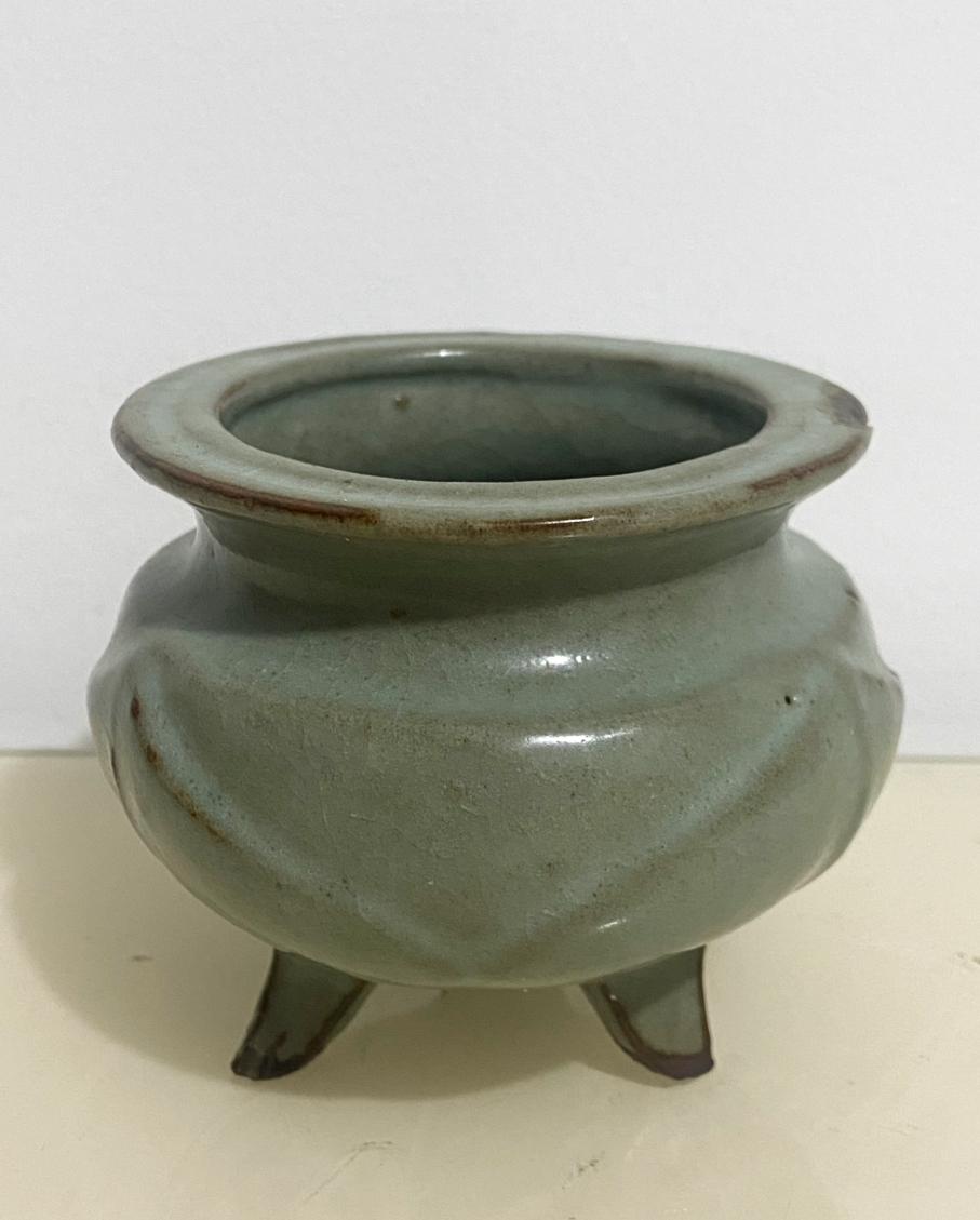 青釉鬲炉：宋代礼器与文心的缩影

一方青釉鬲炉，静立案头，以温润的灰青釉色、古朴