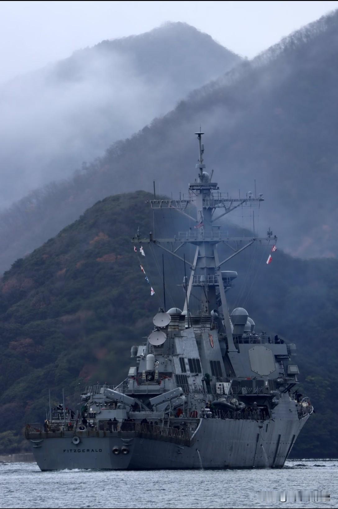 很有英雄迟暮的感觉了！山水泼墨的背景，锈迹斑驳的老船，曾经的绝对武力值，手握大刀