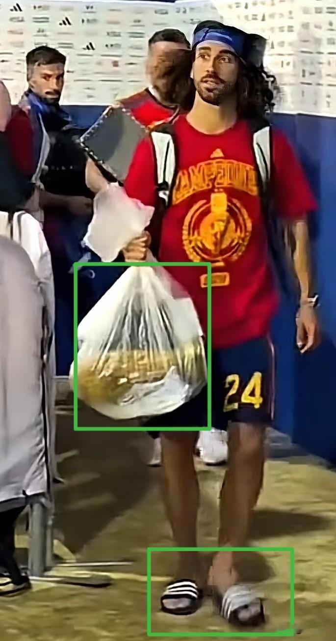 一点都不尊重。大力神杯被塑料袋打包，这种运送方式第1次看见，感觉这个世界杯对西班