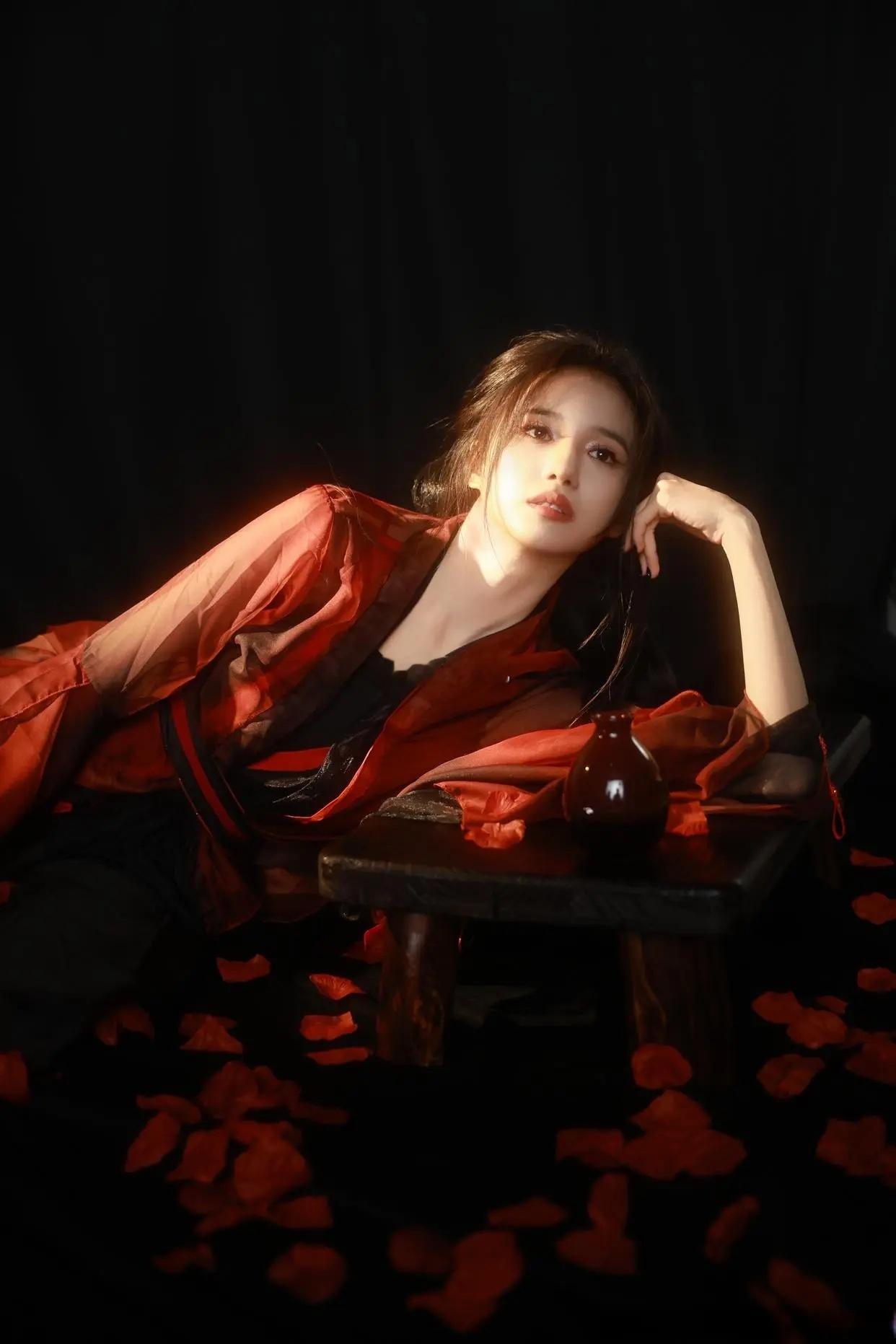 红衣美人倚案坐，茶香满溢心悠然。 