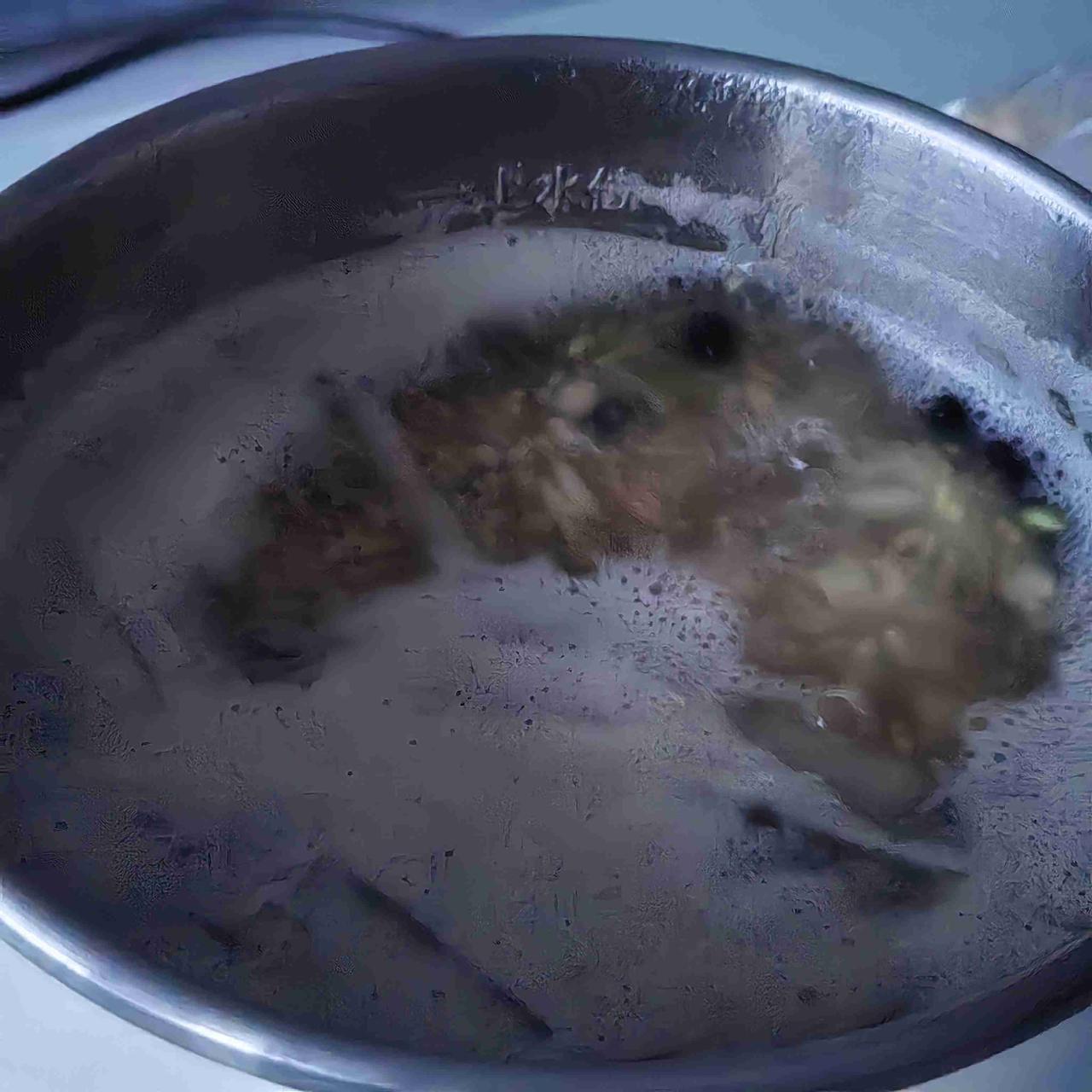 《素食斋》第82天
早餐豆粥新疆馕，
感冒又加白萝卜。
为了营养更全面，
里面又