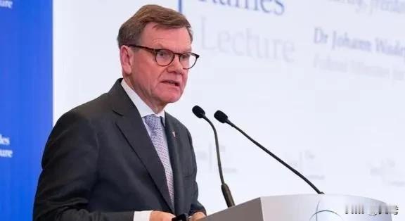 德国外长瓦德富尔在新加坡发言称，德国坚定支持美国，强调中美关系不可能等距。但是，