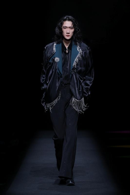 橙黄橘绿”未来衣·设计师联合锋尚秀2026春季中国国际时装周以古典色彩意象为核心