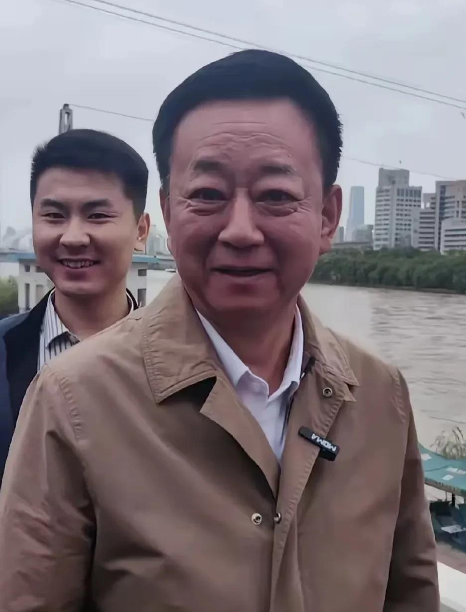 最近网上一段视频火了，朱军的样子变了太多，网友们直呼认不出。视频里的他，脸上全是