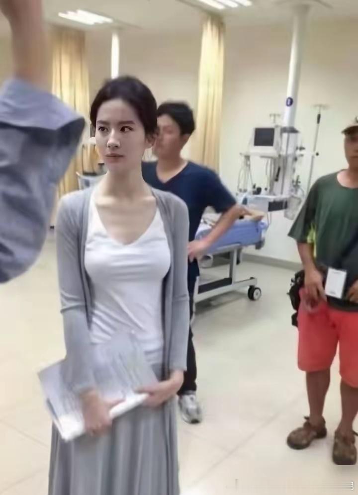 刘亦菲38岁还在被喊天仙，终于有人扒出了她背后的狠活儿。 