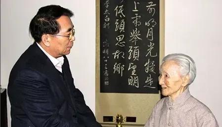 2007年，钱学森96岁生日宴上，一个头发花白的老太太安静地坐在角落里，钱学森关