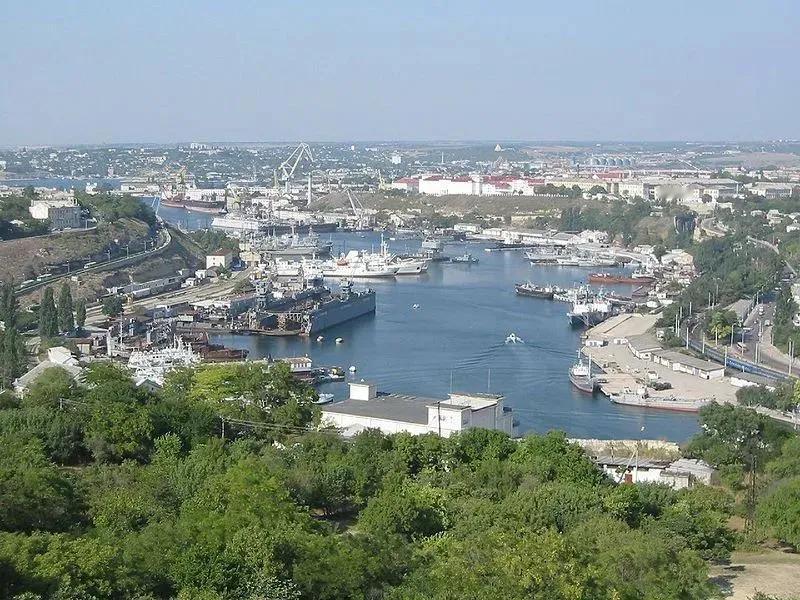 【克里米亚：错综复杂的历史与文化】
克里米亚（Crimean peninsula