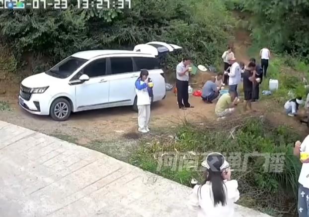 看完这一幕，真的被狠狠治愈了！现在很多人出门游玩，吃完东西随手乱扔垃圾、满地狼藉