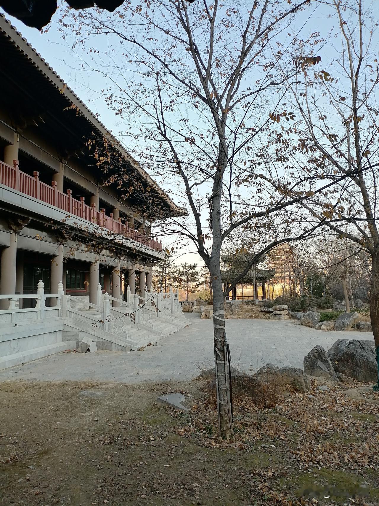 晒一张旅途风景照唐朝太子读书的地方，宁逸安静，鸟语花香，依山傍水，书楼伟岸。这里