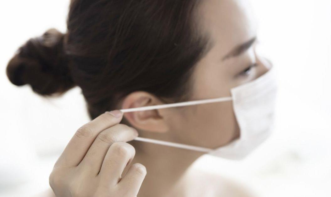 母亲坐轮椅来复诊，医生却突然叫住女儿：你的眉骨不太对劲。

2025年，张女士推