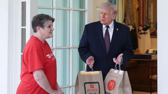 全球头条被中东炮火和油价占满，但川普没闲着，请来外卖大姐送餐到白宫，推销他的"免